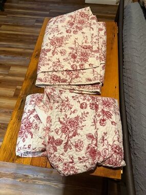 King size quilt with 2 sham covers